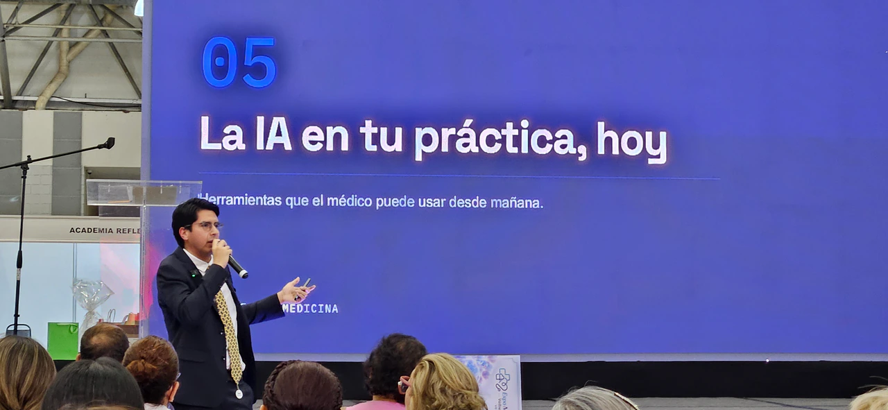 Integrante del equipo de Longevity Clinic presenta la conferencia «La IA en tu práctica, hoy» frente al público de la expo