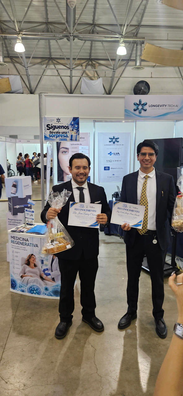 El Dr. Joan Tuareg Chávez Medina y el Ing. Carlo J. Peña, de Longevity Clinic, con sus reconocimientos en la ExpoMedical Veracruz 2026