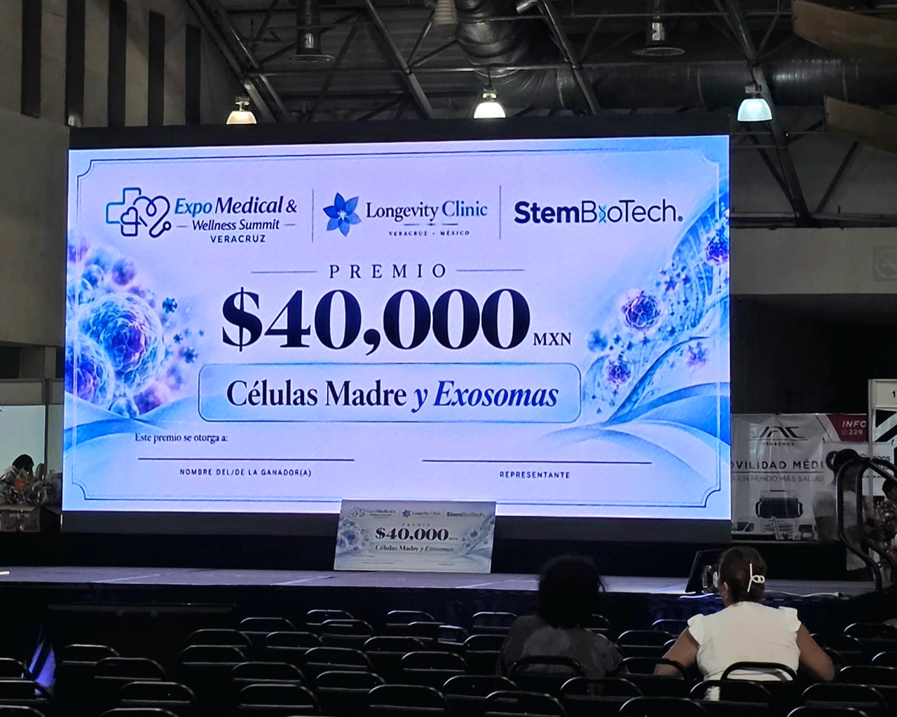 Pantalla del escenario con el premio de 40,000 pesos en terapia con células madre y exosomas de Longevity Clinic y Stem BioTech